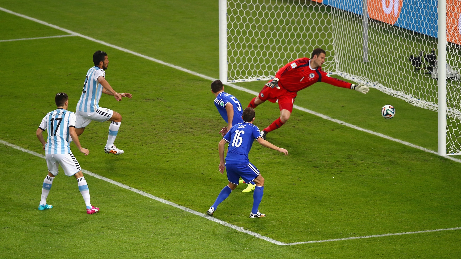 Das Eigentor von Senad Kolasinac 2' | Argentinien - Bosnien und Herzegowina | FIFA Fussball-Weltmeisterschaft Brasilien 2014™