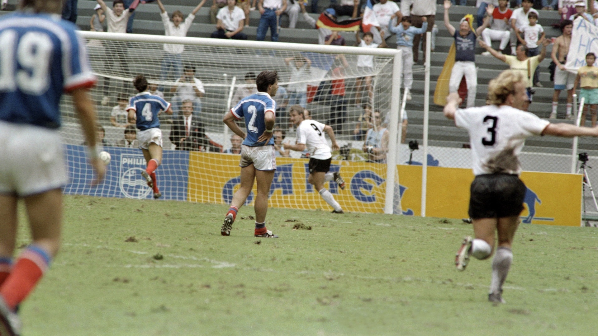 Das Tor von Rudi Völler 90' | Frankreich - Bundesrepublik Deutschland | FIFA Fussball-Weltmeisterschaft Mexico 1986™