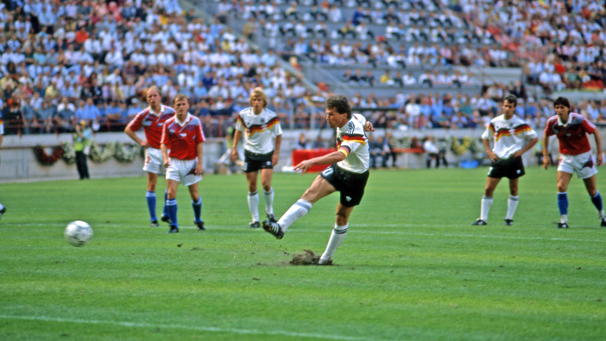 Le but de Lothar Matthäus 25' | République Fédérale d'Allemagne - Tchécoslovaquie | Coupe du Monde de la FIFA, Italie 1990™