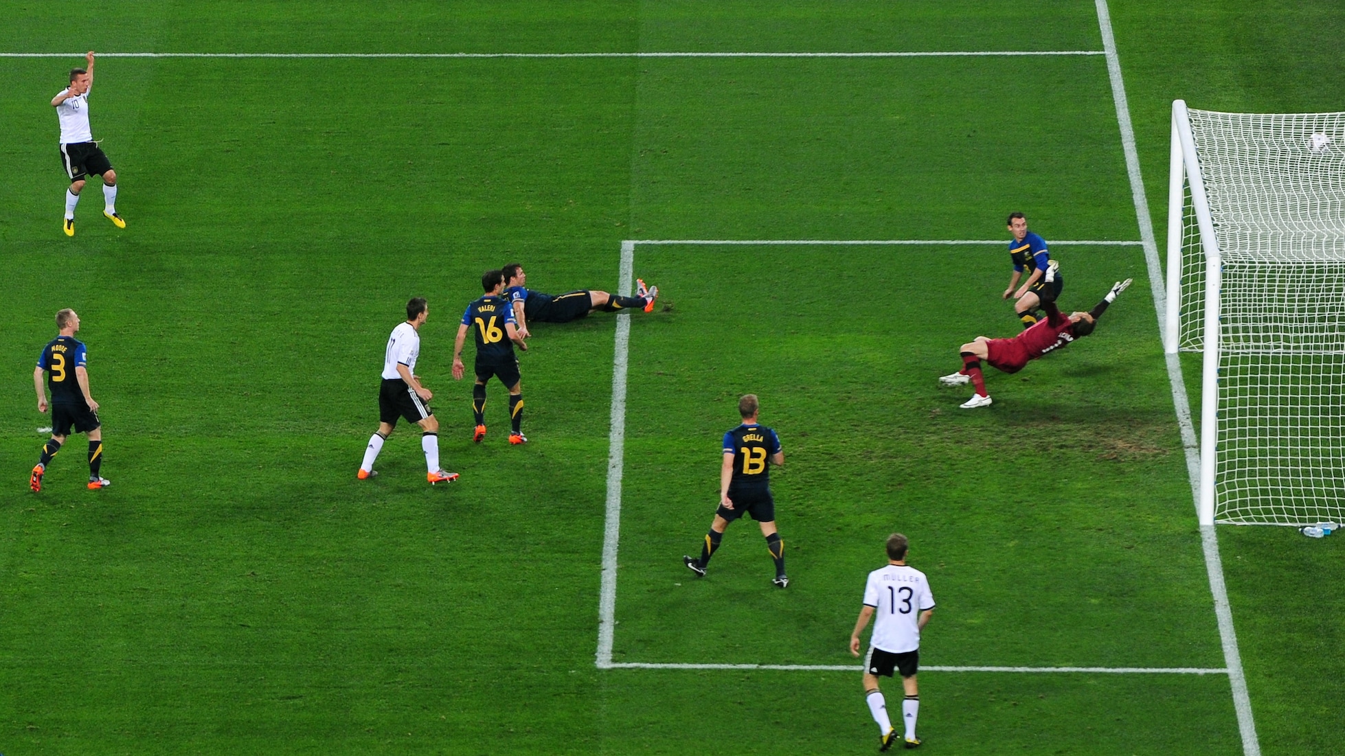 Das Tor von Lukas Podolski 7' | Deutschland - Australien | FIFA Fussball-Weltmeisterschaft Südafrika 2010™