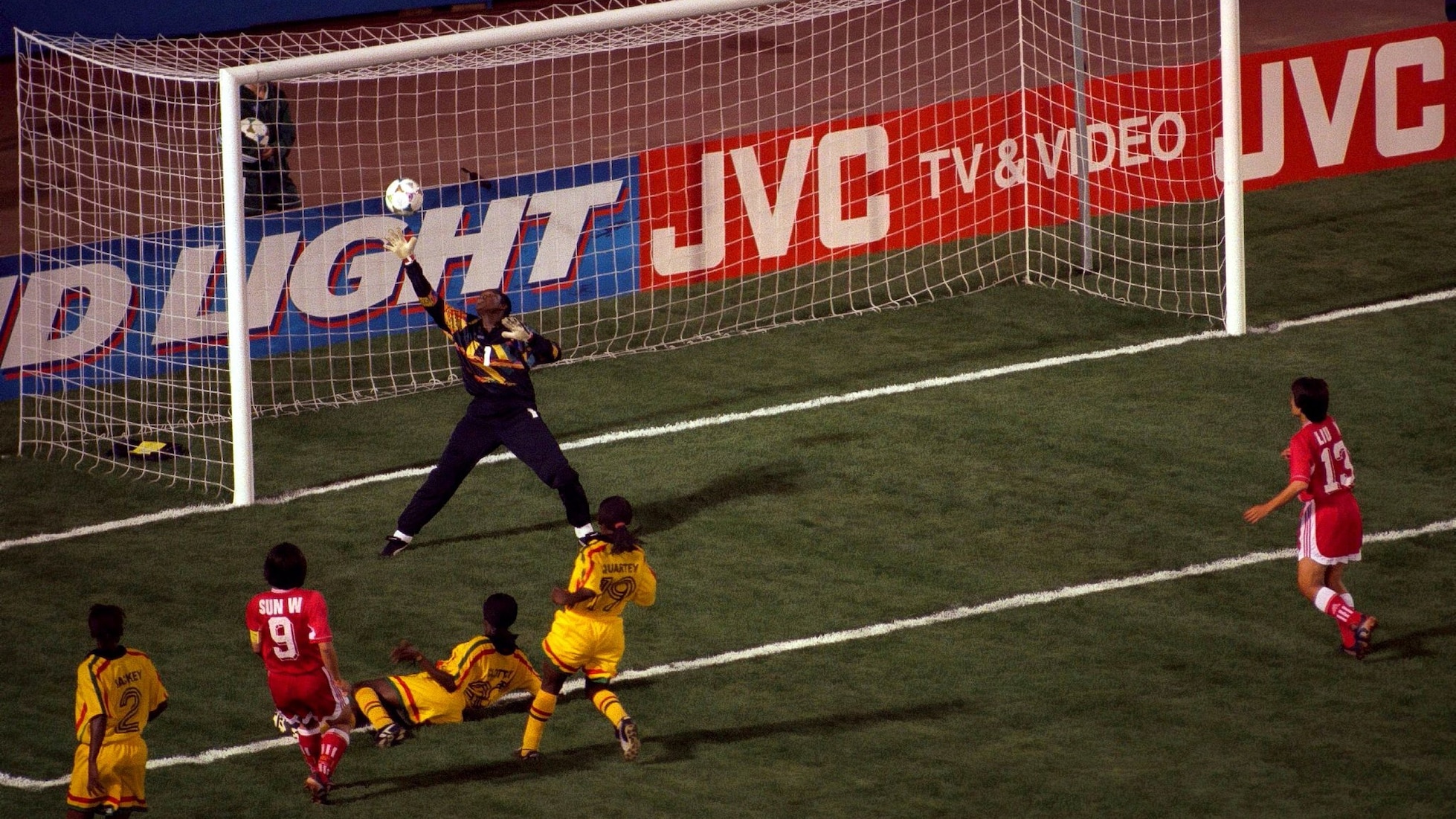 Le but de Sun Wen 54' | RP Chine - Ghana | Coupe du Monde de Football Féminin de la FIFA, Etats-Unis 99™