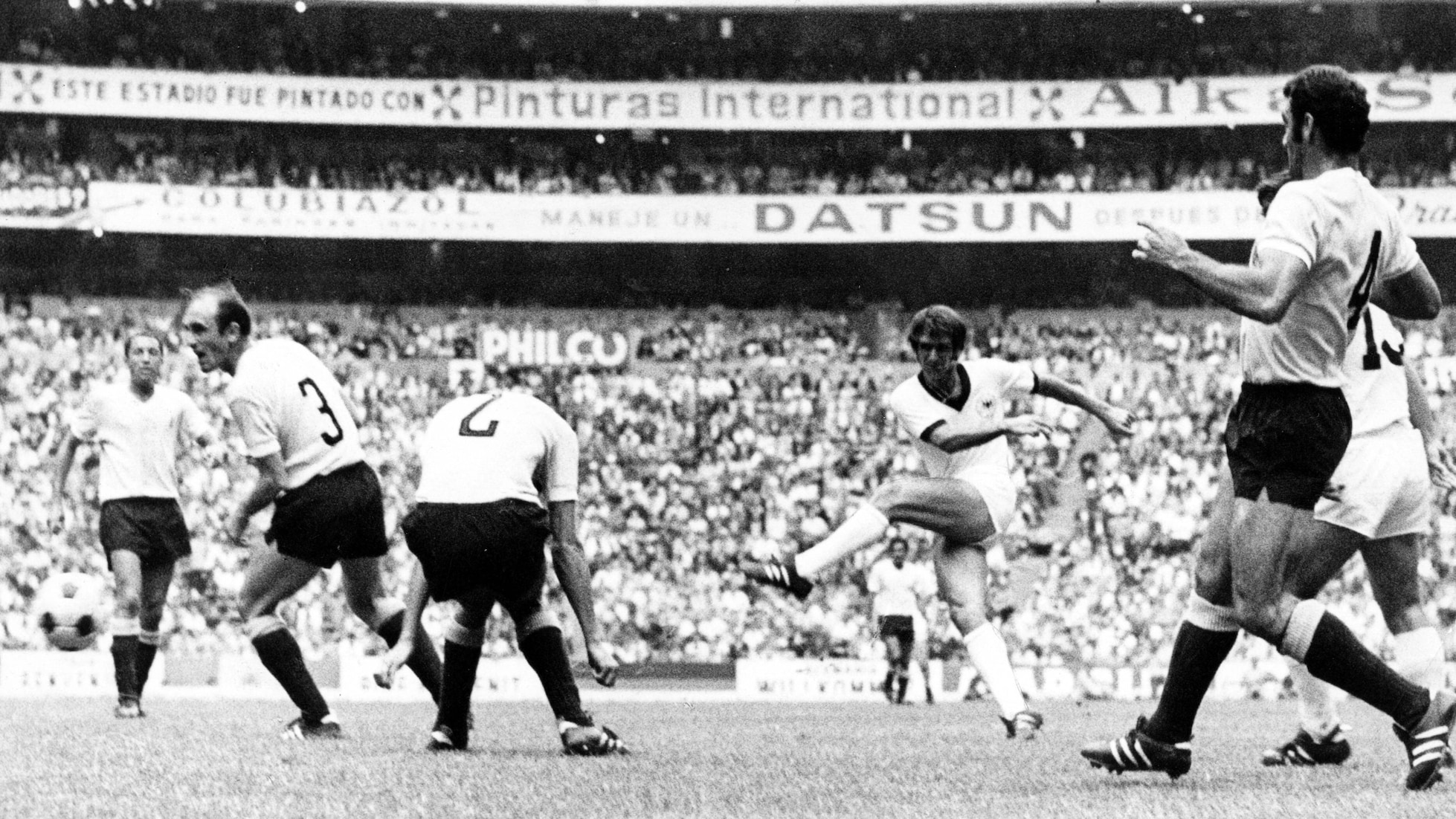 Gol de Wolfgang Overath 27' | Alemanha Ocidental x Uruguai | Copa do Mundo FIFA México 1970™