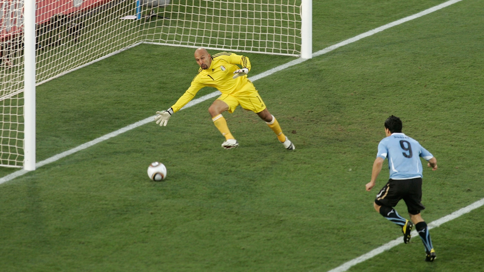 Luis Suarez Goal 42' | Mexico v Uruguay | 2010 FIFA World Cup South Africa™