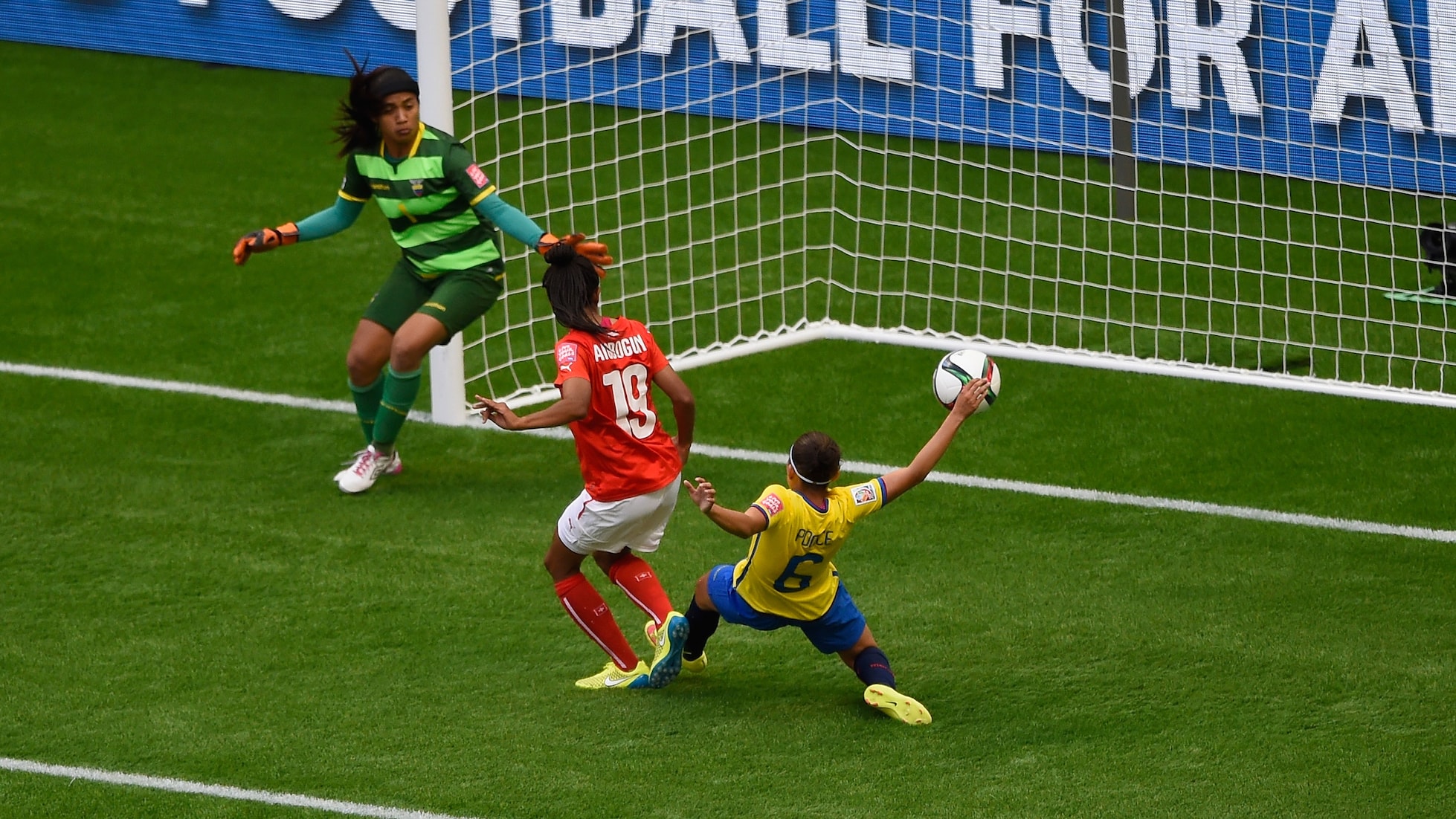 Gol de Eseosa Aigbogun 45+1' | Suiza vs Ecuador | Copa Mundial Femenina de la FIFA Canadá 2015™