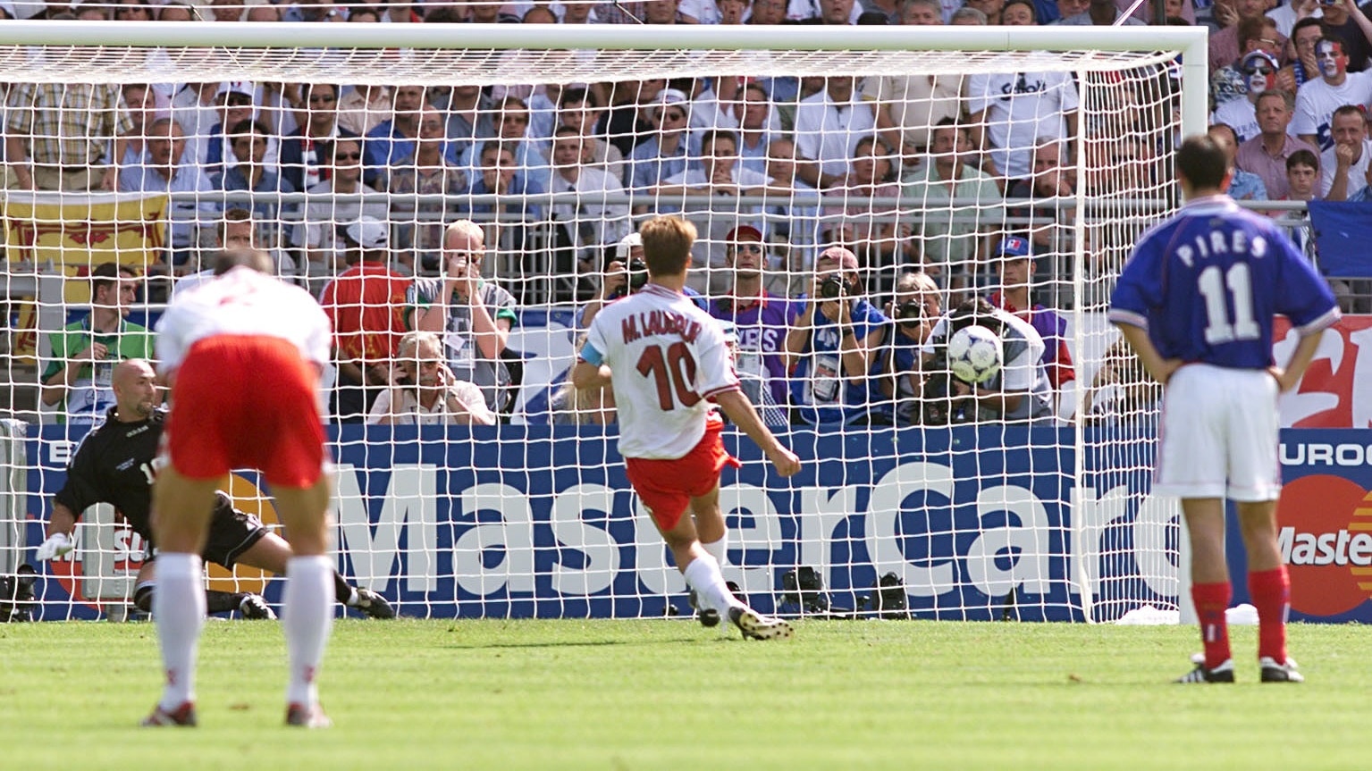 Das Tor von Michael Laudrup 42' | Frankreich - Dänemark | FIFA Fussball-Weltmeisterschaft Frankreich 1998™