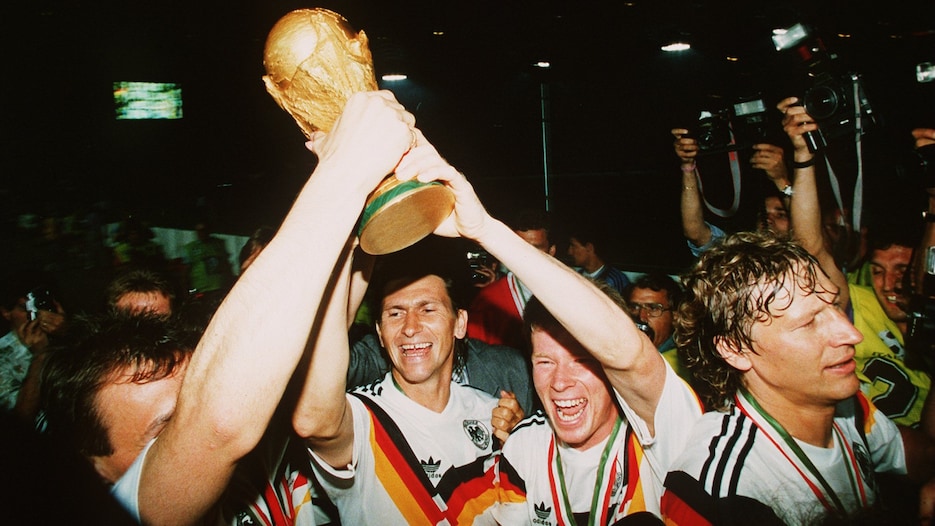 Entrega do Troféu | Copa do Mundo FIFA de 1990, na Itália