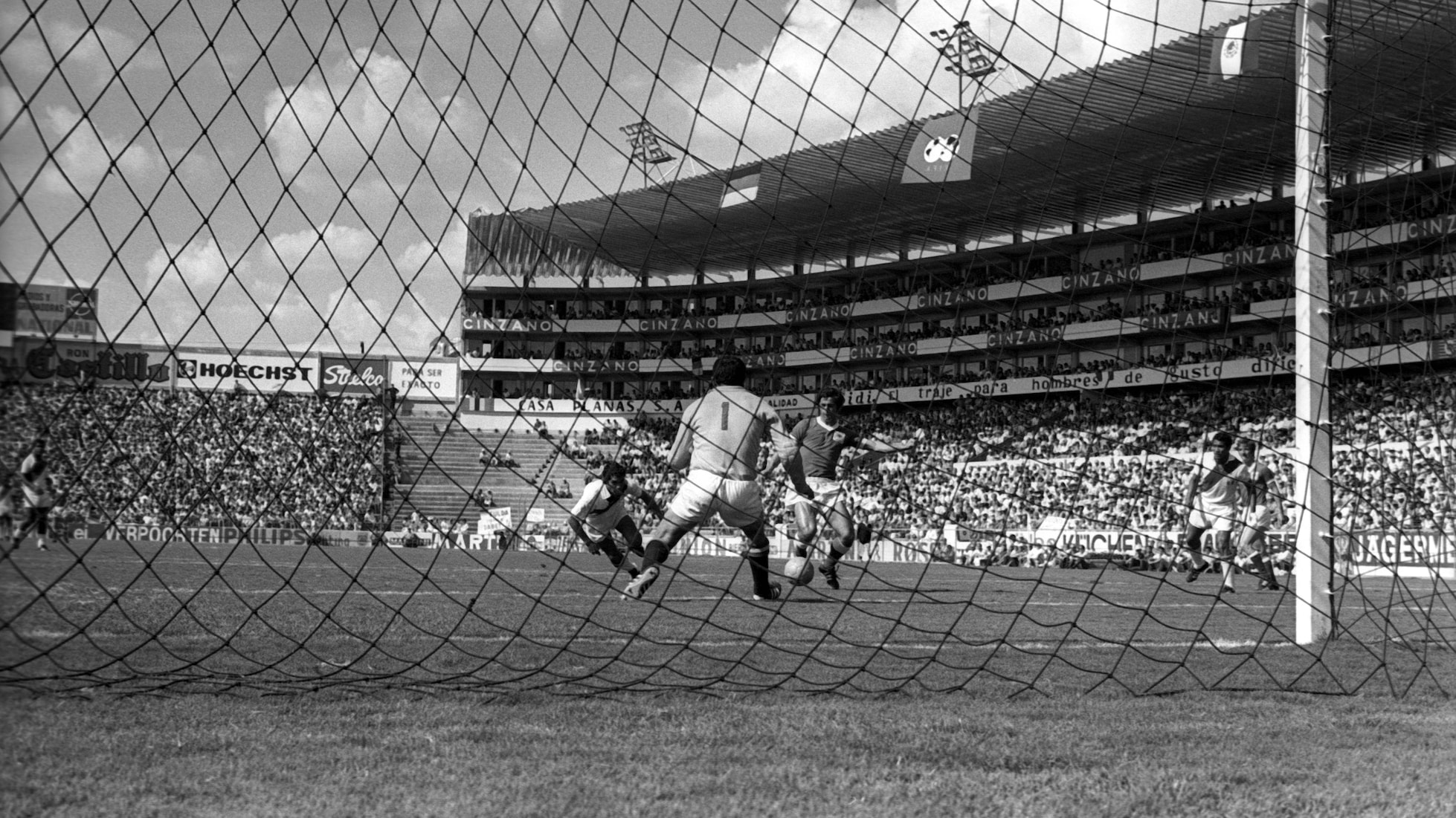 Tor von Gerd Müller 39' | Deutschland (FR) - Peru | FIFA-Weltmeisterschaft Mexiko 1970™
