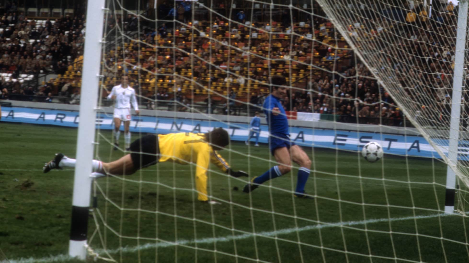 Le but de Paolo Rossi 34' | Italie - Hongrie | Coupe du Monde de la FIFA, Argentine 1978™