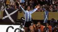Kempes scores Argentina's second goal against The Netherlands