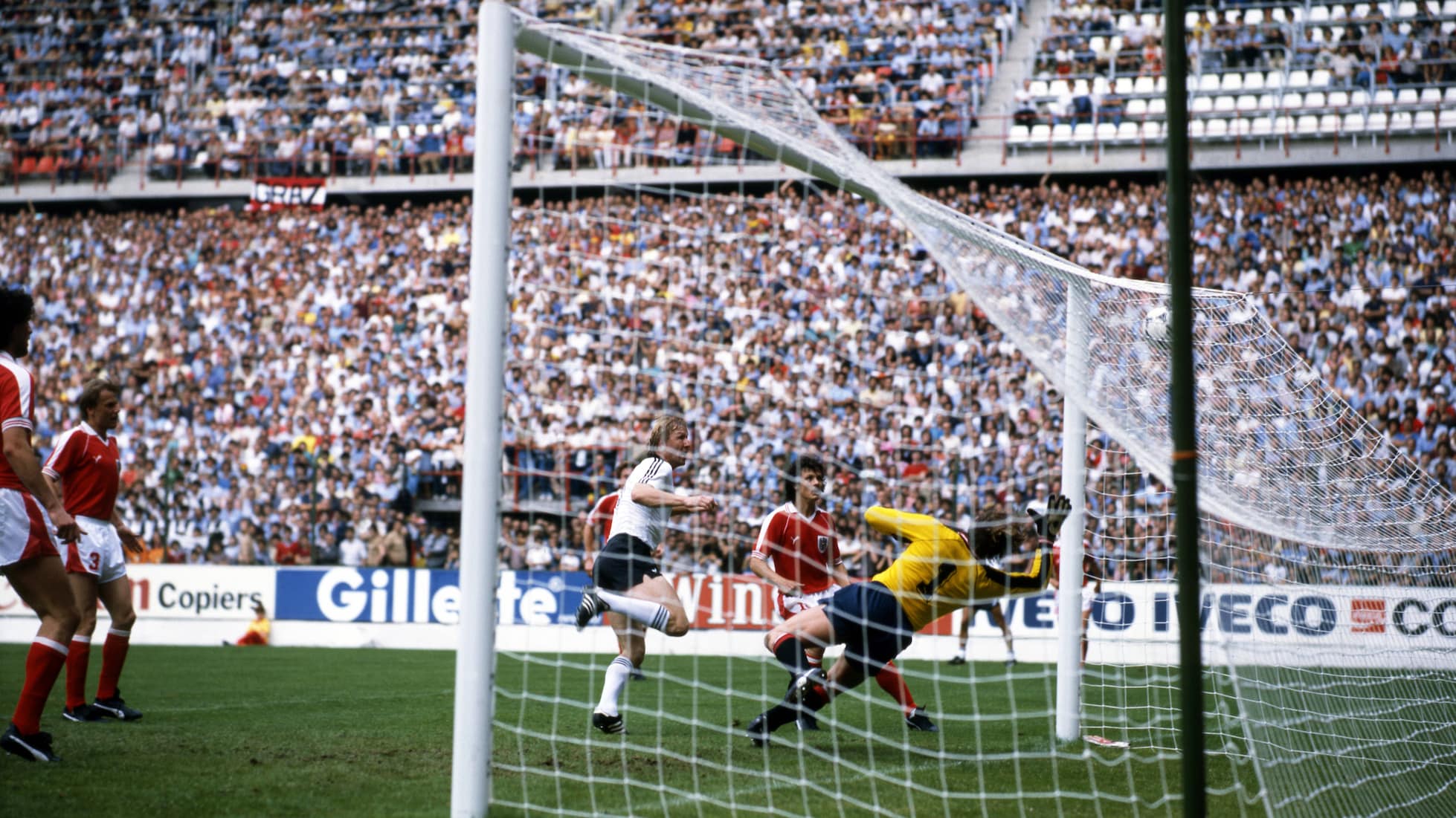 Tor von Horst Hrubesch 11' | Deutschland FR vs Österreich | FIFA Fussball-Weltmeisterschaft Spanien 1982™