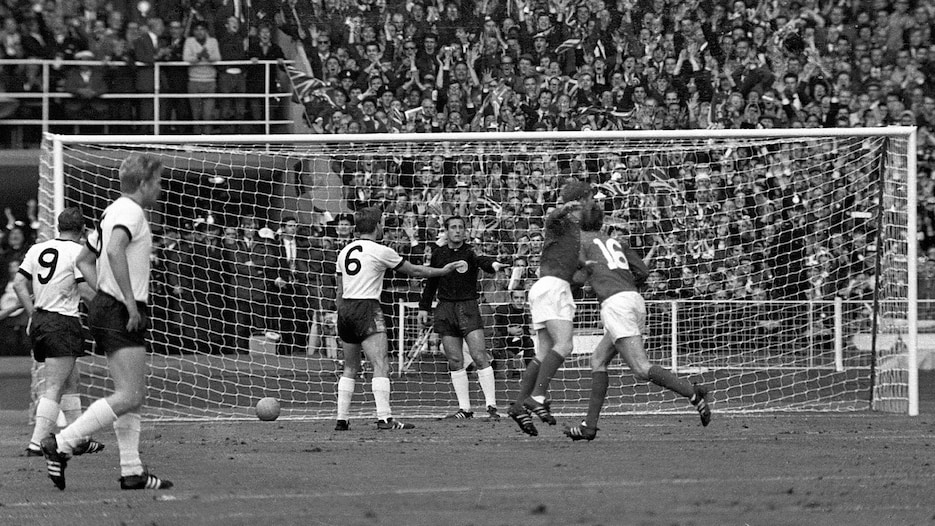 But de Geoff Hurst 19' | Angleterre - Allemagne FR | Coupe du Monde de la FIFA Angleterre 1966™