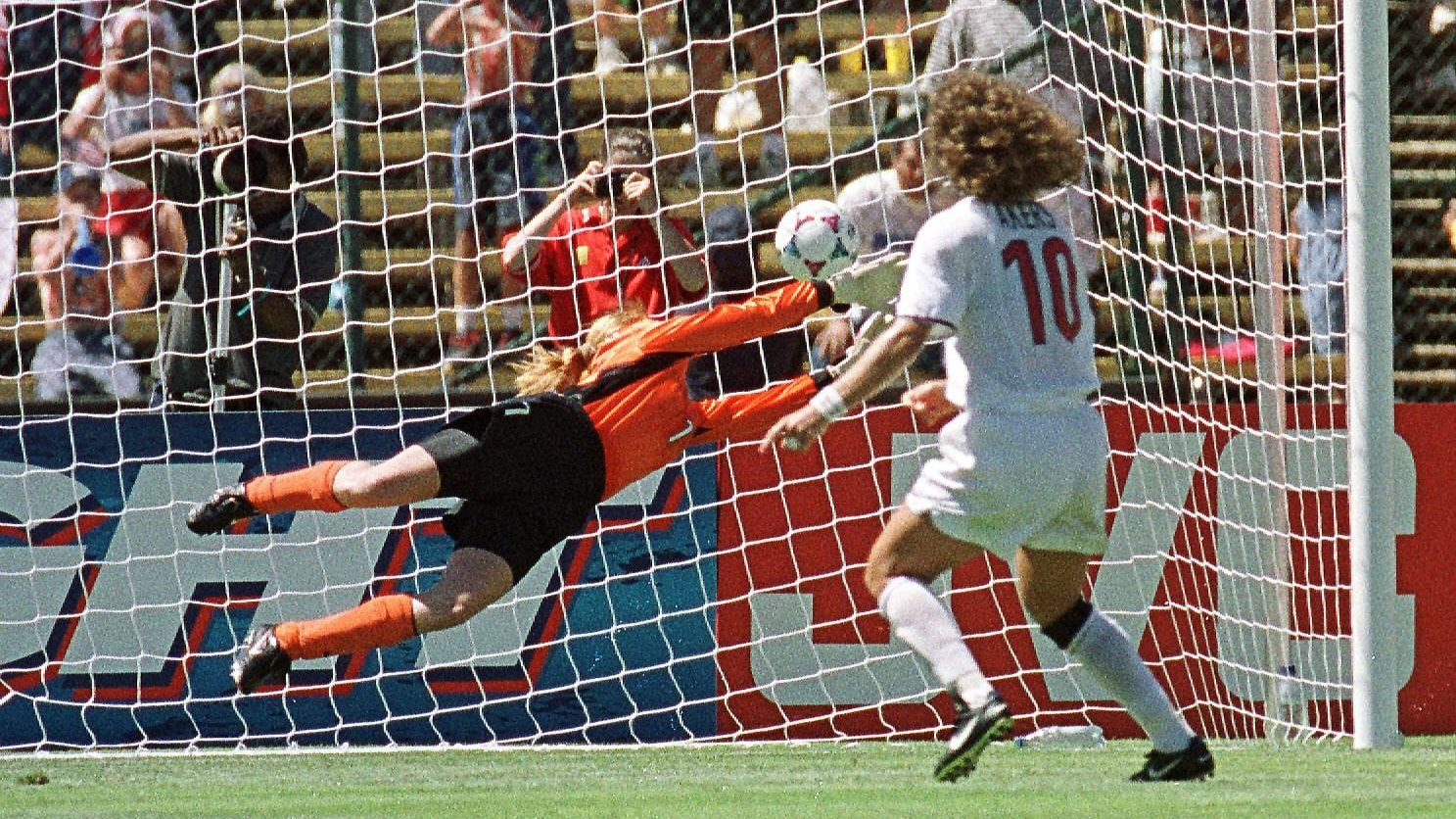 Das Tor von Michelle Akers 80' | USA - Brasilien | FIFA Frauenfussball-Weltmeisterschaft USA 1999™