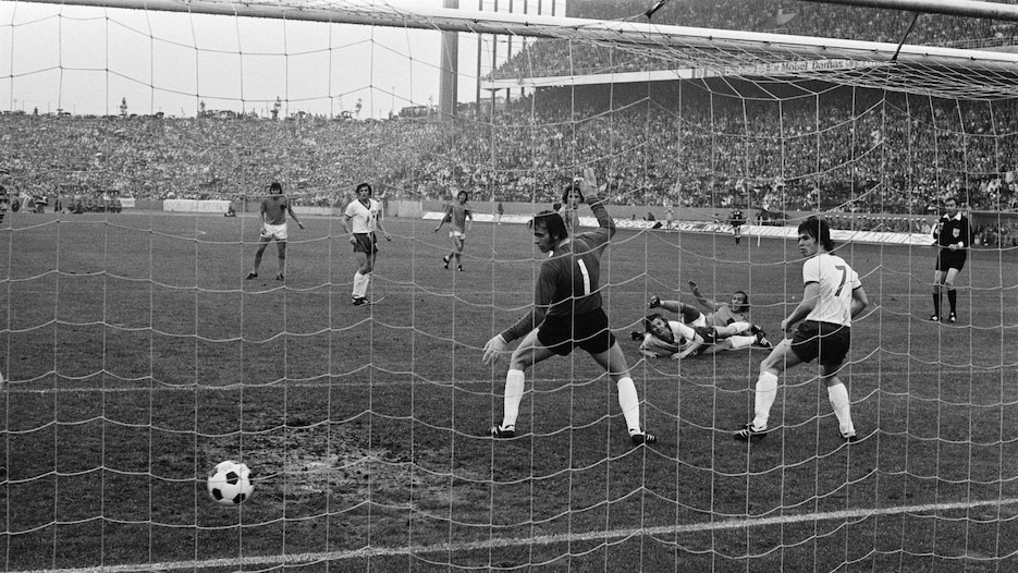 Johan Neeskens Goal 7' | German DR vs Netherlands | 1974 FIFA World Cup Germany™