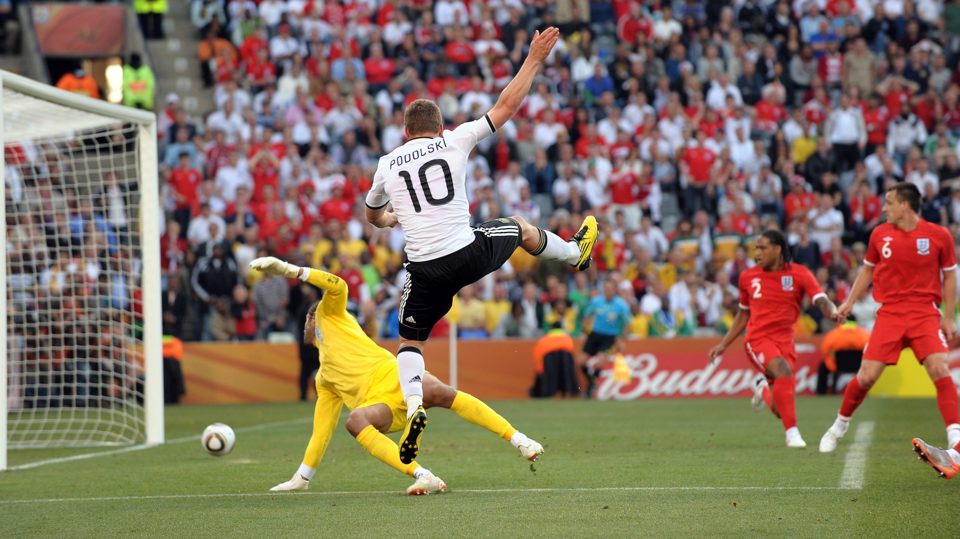 Das Tor von Lukas Podolski 31' | Deutschland - England | FIFA Fussball-Weltmeisterschaft Südafrika 2010™