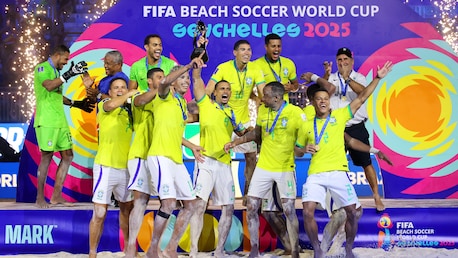 Levantamiento del trofeo  | Copa del Mundo de Beach Soccer de la FIFA Seychelles 2025