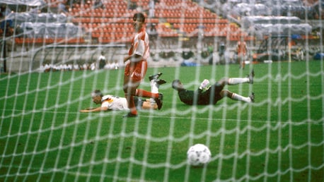 Das Tor von Rudi Völler 35' | Bundesrepublik Deutschland - Verein. Arab. Emirate | FIFA Fussball-Weltmeisterschaft Italien 1990™