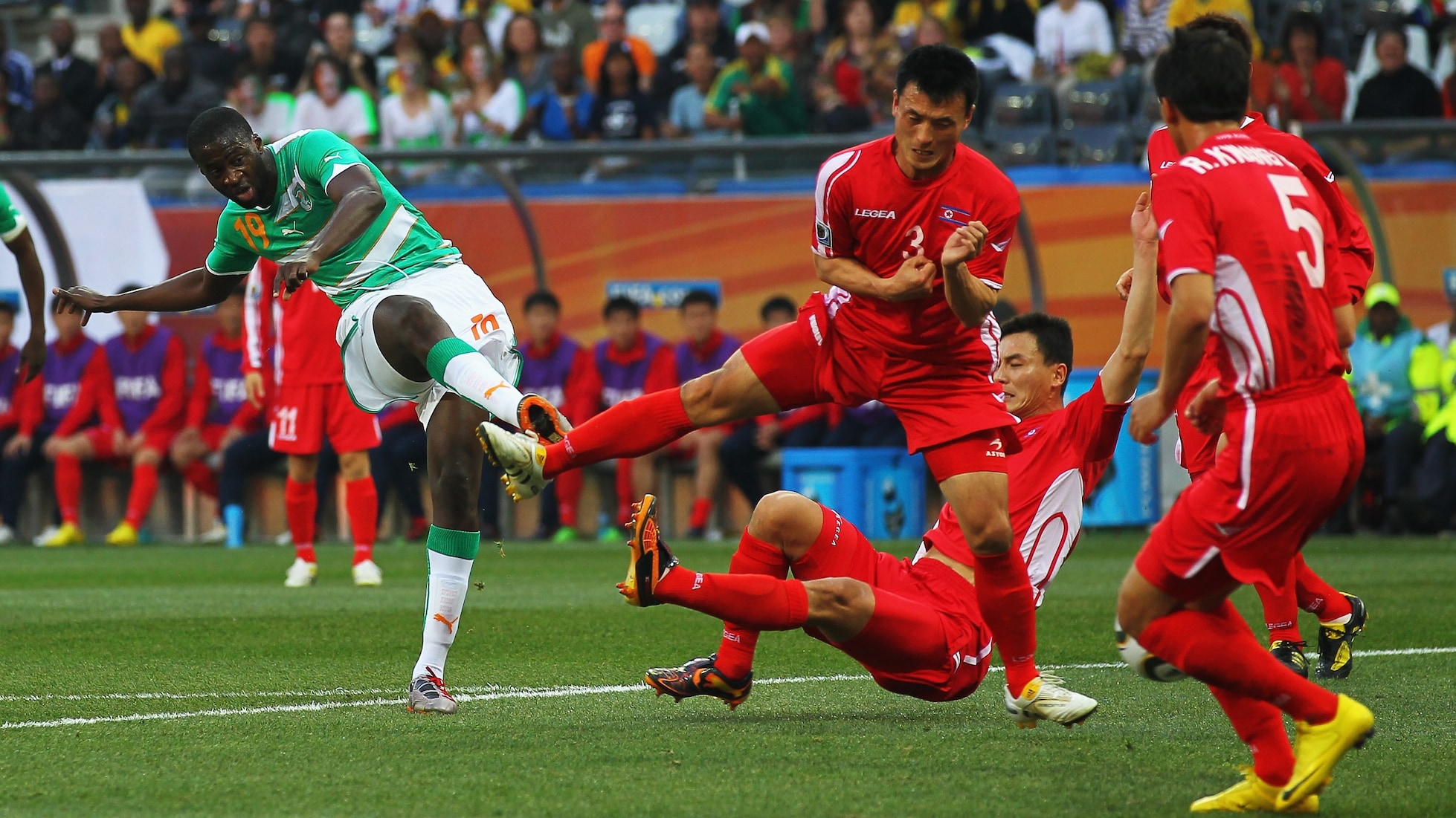 Le but de Yaya Toure 13' | RDP Corée - Côte d'Ivoire | Coupe du Monde de la FIFA, Afrique du Sud 2010™