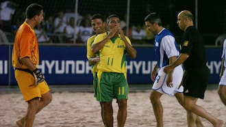 Come Romario: i calciatori che sono passati dal campo alla sabbia