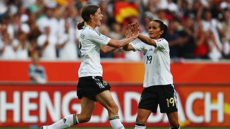 Das Tor von Kerstin Garefrekes 24' | Frankreich - Deutschland | FIFA Frauen-Weltmeisterschaft Deutschland 2011™