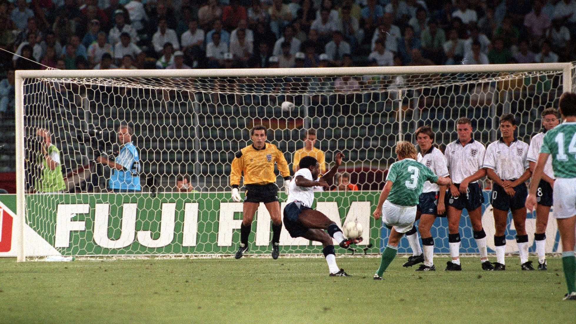 Le but de Andreas Brehme 60' | République Fédérale d'Allemagne - Angleterre | Coupe du Monde de la FIFA, Italie 1990™