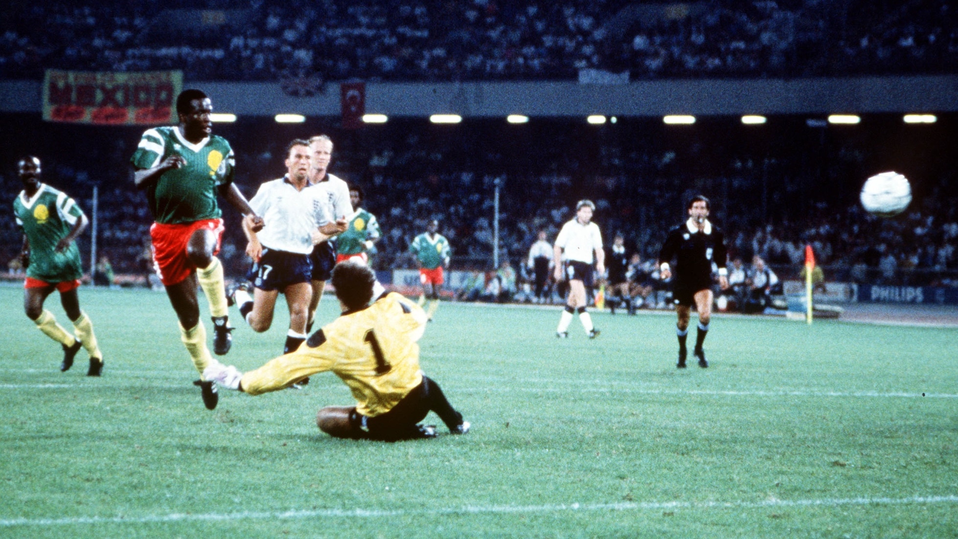 Le but de Eugène Ekéké 65' | Angleterre - Cameroun | Coupe du Monde de la FIFA, Italie 1990™