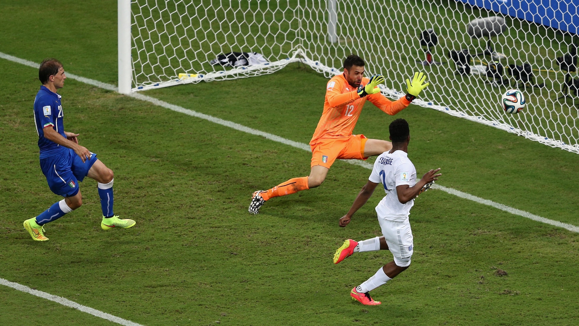 Das Tor von Daniel Sturridge 36' | England - Italien | FIFA Fussball-Weltmeisterschaft Brasilien 2014™