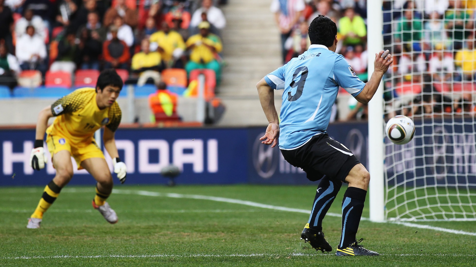 Das Tor von Luis Suarez 7' | Uruguay - Korea Republik | FIFA Fussball-Weltmeisterschaft Südafrika 2010™